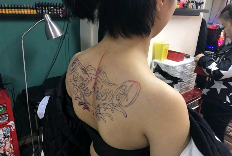 水墨花体字。纹身图片