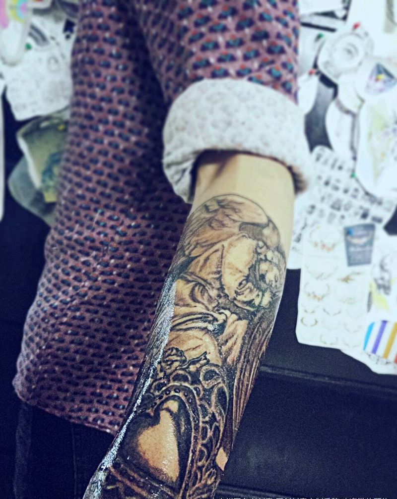 巴黎圣母院的沉睡天使纹身图片_手臂欧美肖像写实几何人物静物宗教广州成品纹身图案