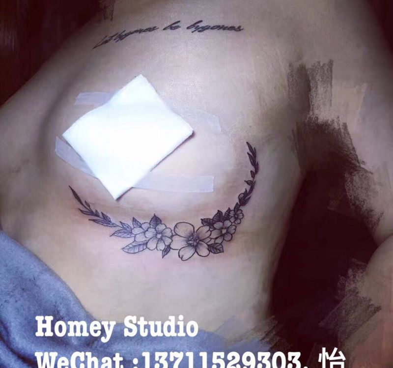 胸下纹身图片