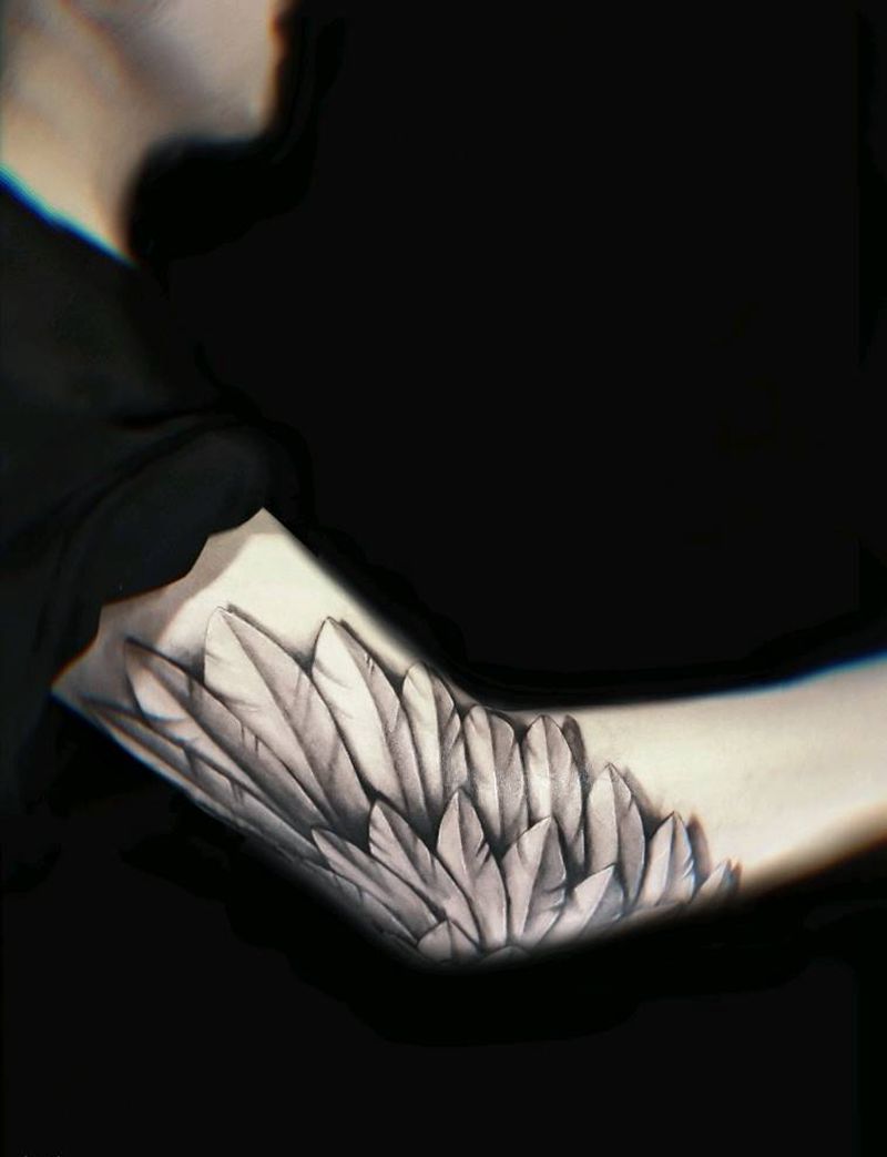 羽毛 翅膀 手肘 遮盖 疤痕纹身图片_手臂欧美写实纹身图案