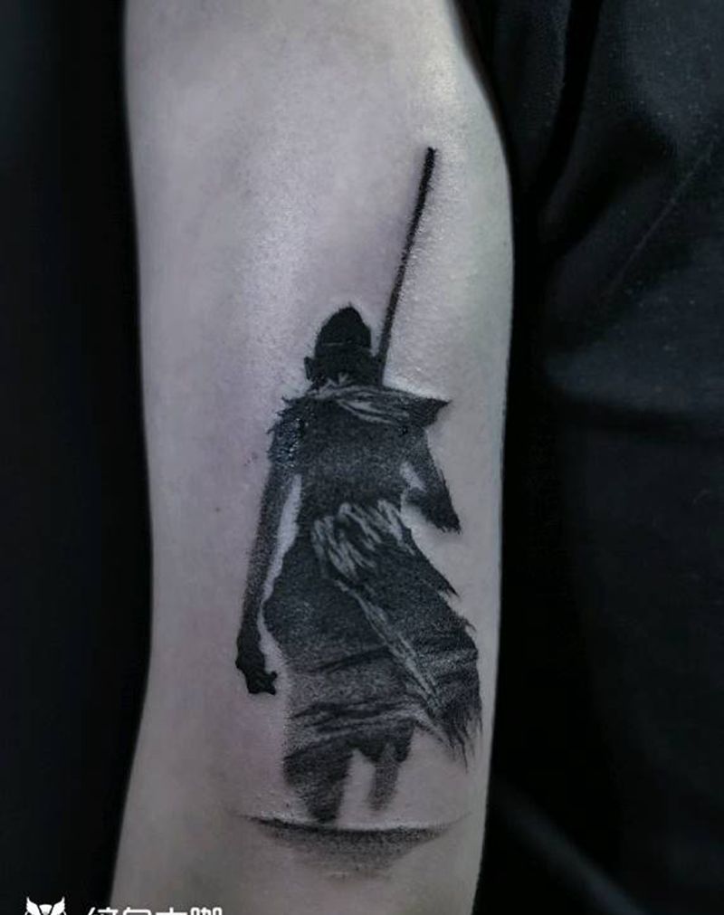 至尊宝 背影纹身图片_手臂点刺纹身图案