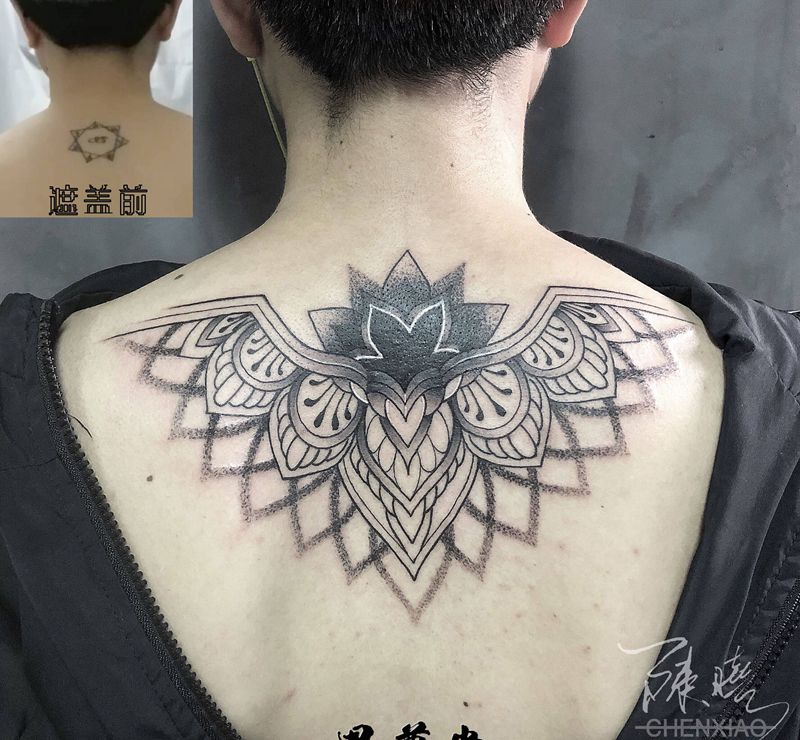 几何线花纹身图片_背部几何纹身图案