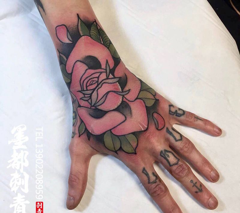 玫瑰纹身图片_手部手臂Old School玫瑰花手背玫瑰花纹身图案