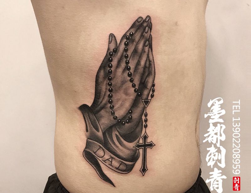 祈祷之手纹身图片_腰部腹部欧美写实上帝之手祈祷之手纹身图案