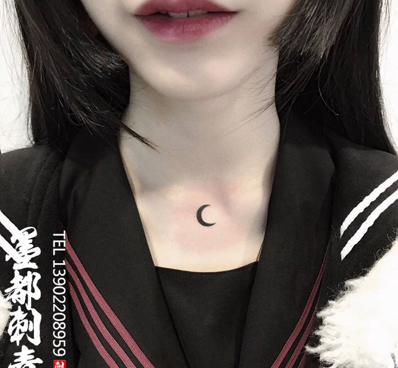 月亮纹身图片_胸部图腾几何小清新唯美锁骨纹身图案