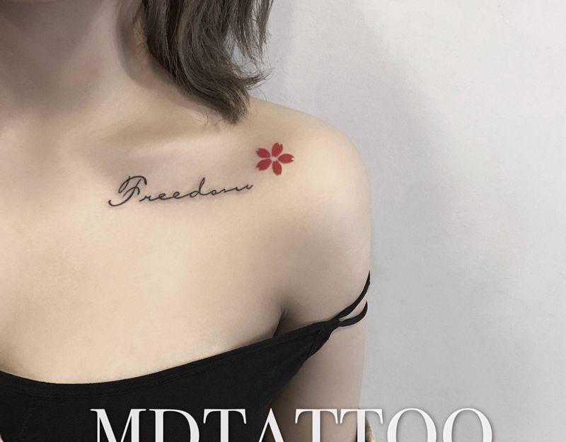 锁骨英文纹身图片_胸部花体字几何锁骨纹身图案