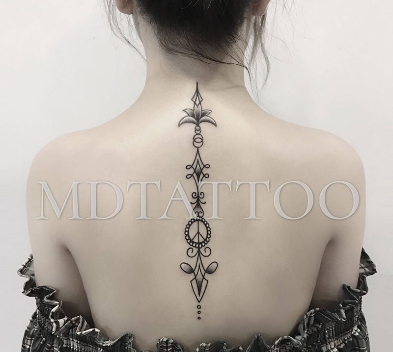梵花纹身图片_背部几何梵花纹身图案