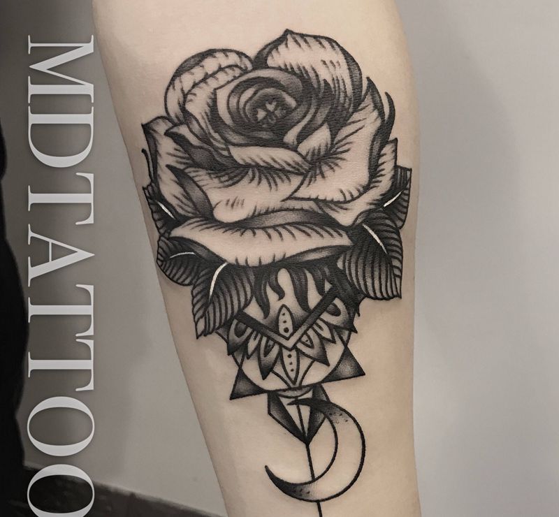 玫瑰花纹身图片_手部手臂几何点刺玫瑰花纹身图案