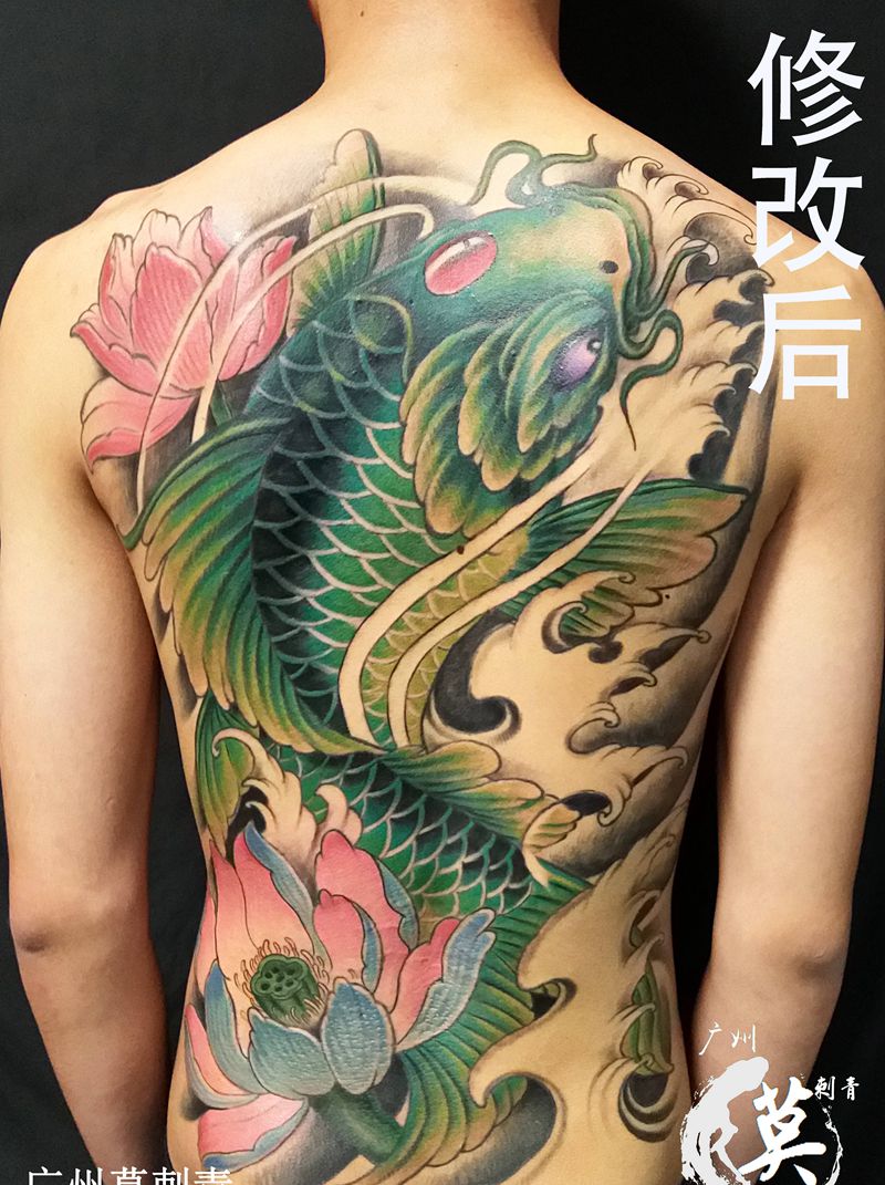 彩色鲤鱼纹身图片_背部老传统新传统鲤鱼纹身图案