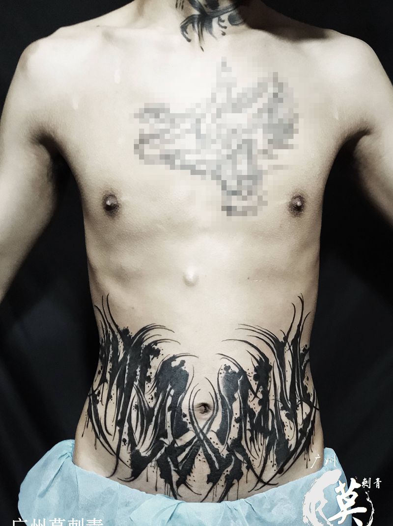 暗黑风格纹身图片_腹部水墨图腾暗黑纹身图案