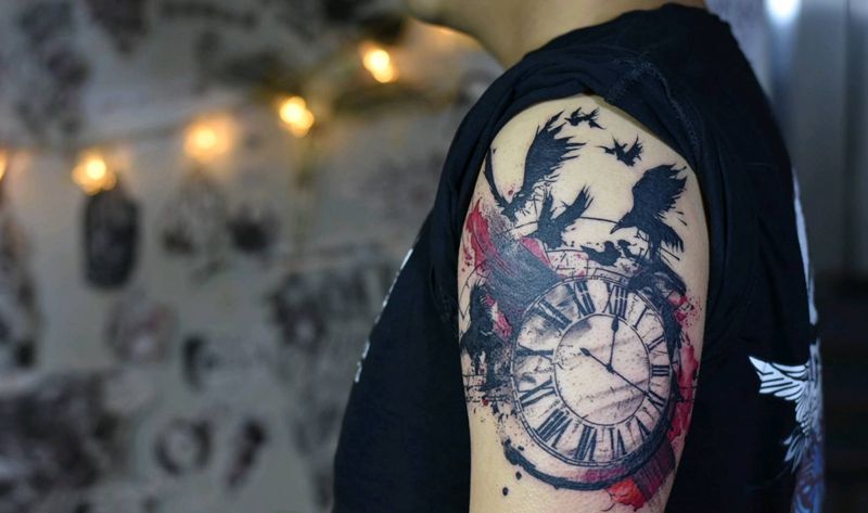 欧美泼墨乌鸦纹身图片_手臂水彩水墨钟表鸟泼墨纹身图案