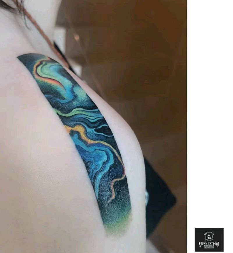 星空条纹纹身图片_肩部水墨水彩几何纹身图案