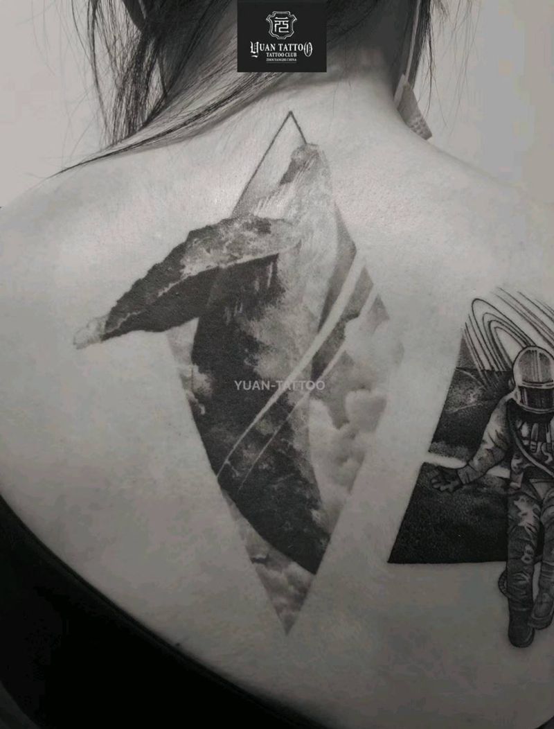 鲸鱼纹身图片_背部水墨几何纹身图案