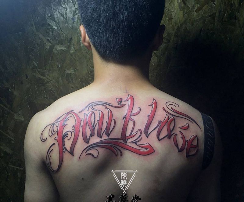 软花体后肩纹身图片