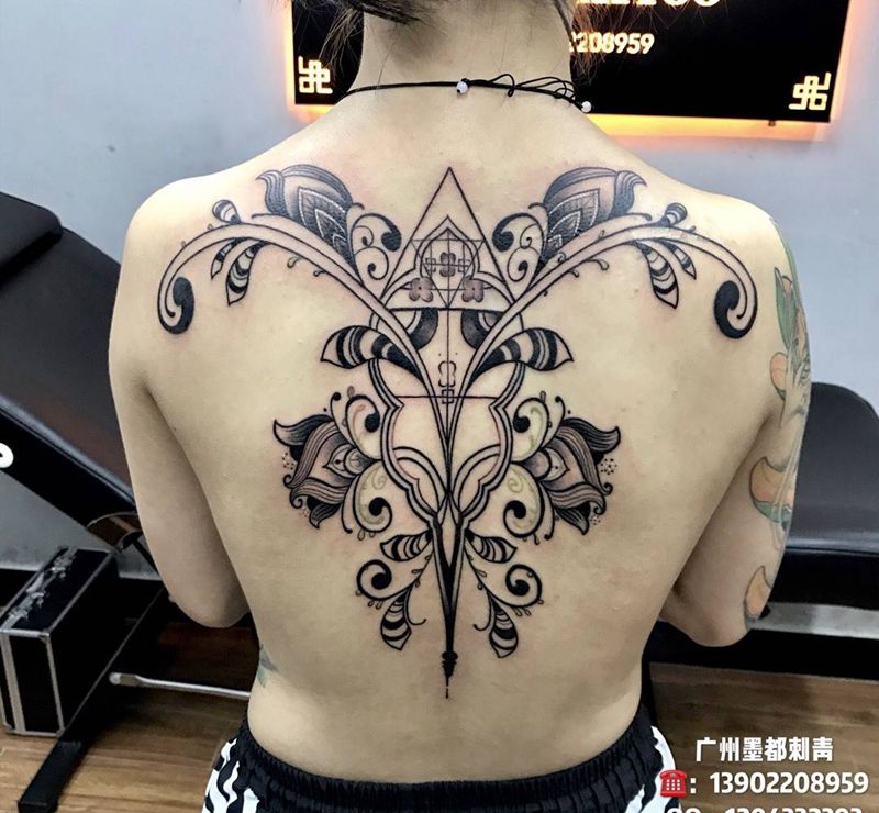 藤蔓纹身图片_背部纹身图案