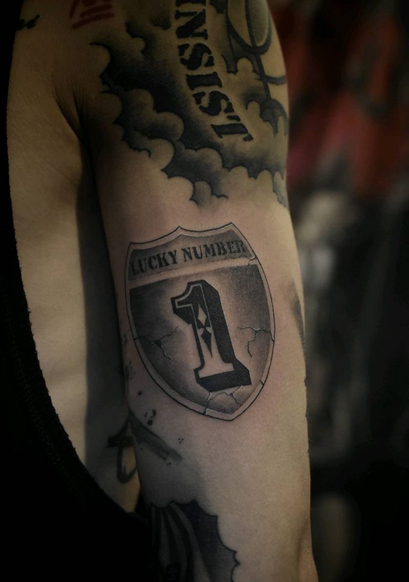 盾牌纹身图片_手部欧美写实纹身图案