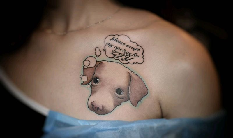 纪念狗狗纹身图片_胸部水彩New School纹身图案