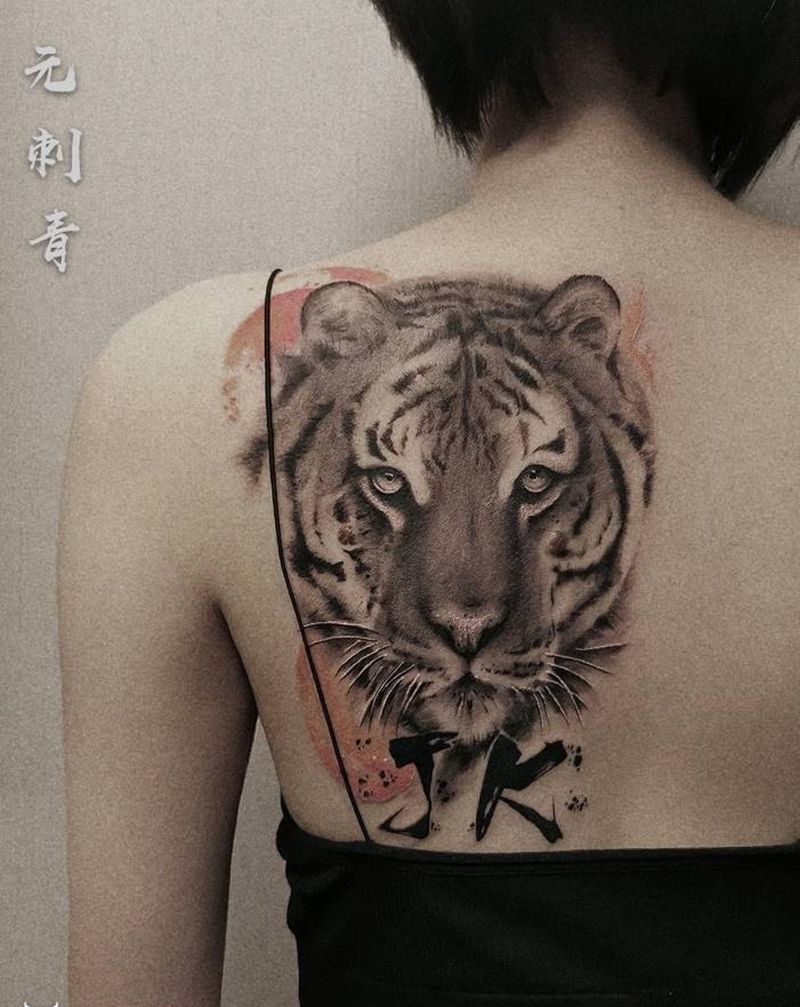 老虎纹身图片_背部欧美写实纹身图案
