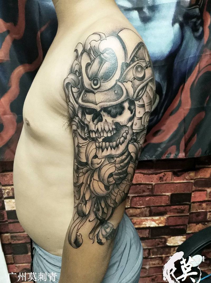 大臂鬼武士纹身图片_手部手臂新传统老传统鬼武士大臂黑灰纹身图案