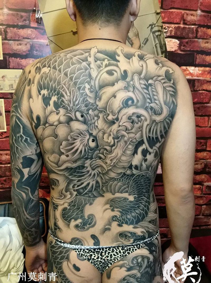 大龙作品纹身图片_背部脚部新传统老传统大龙满背通体纹身图案