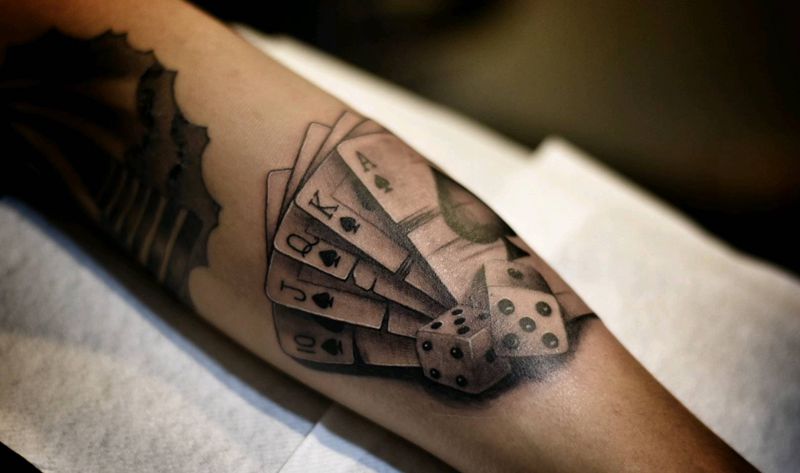 扑克与骰子纹身图片_手部欧美写实纹身图案