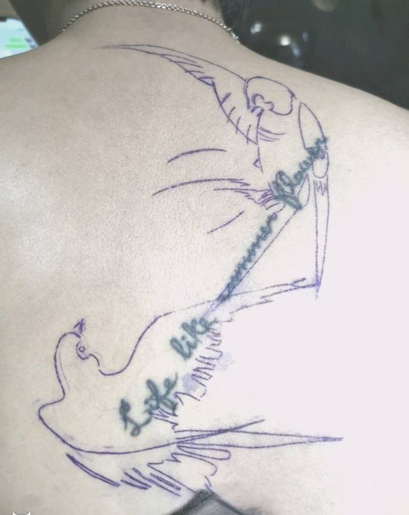 小燕子遮盖纹身图片_背部水墨纹身图案
