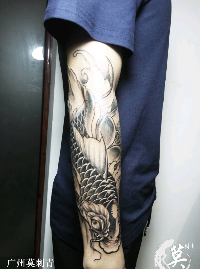 鲤鱼荷花浪包小臂纹身图片_臀部手臂手部传统习俗写实国画成品手稿插画纹身图案