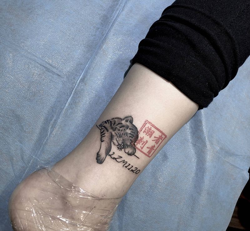 小老虎纹身图片_脚部欧美写实新传统纹身图案