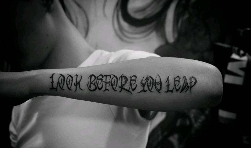 花体字纹身图片_手部花体字纹身图案