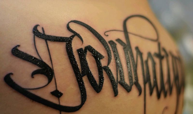 哥特体半背字母纹身图片_背部花体字哥特体纹身图案