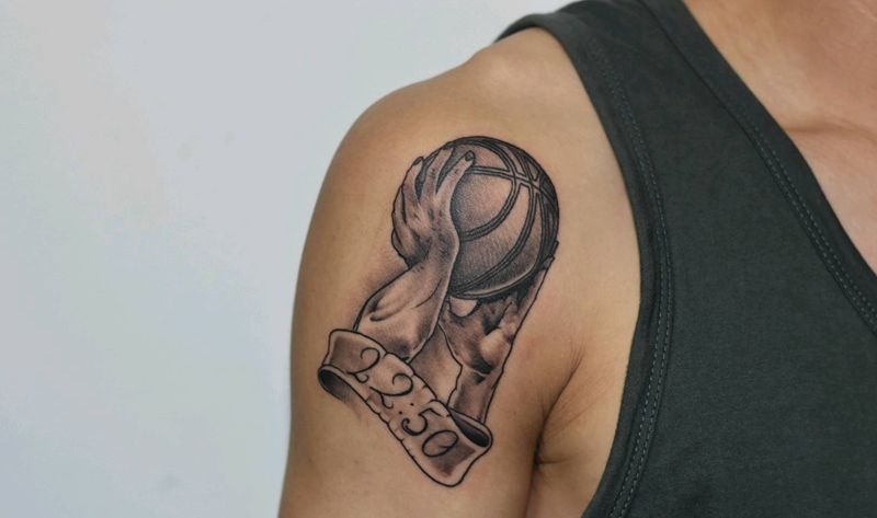 投球手纹身图片_手臂欧美写实篮球纹身图案