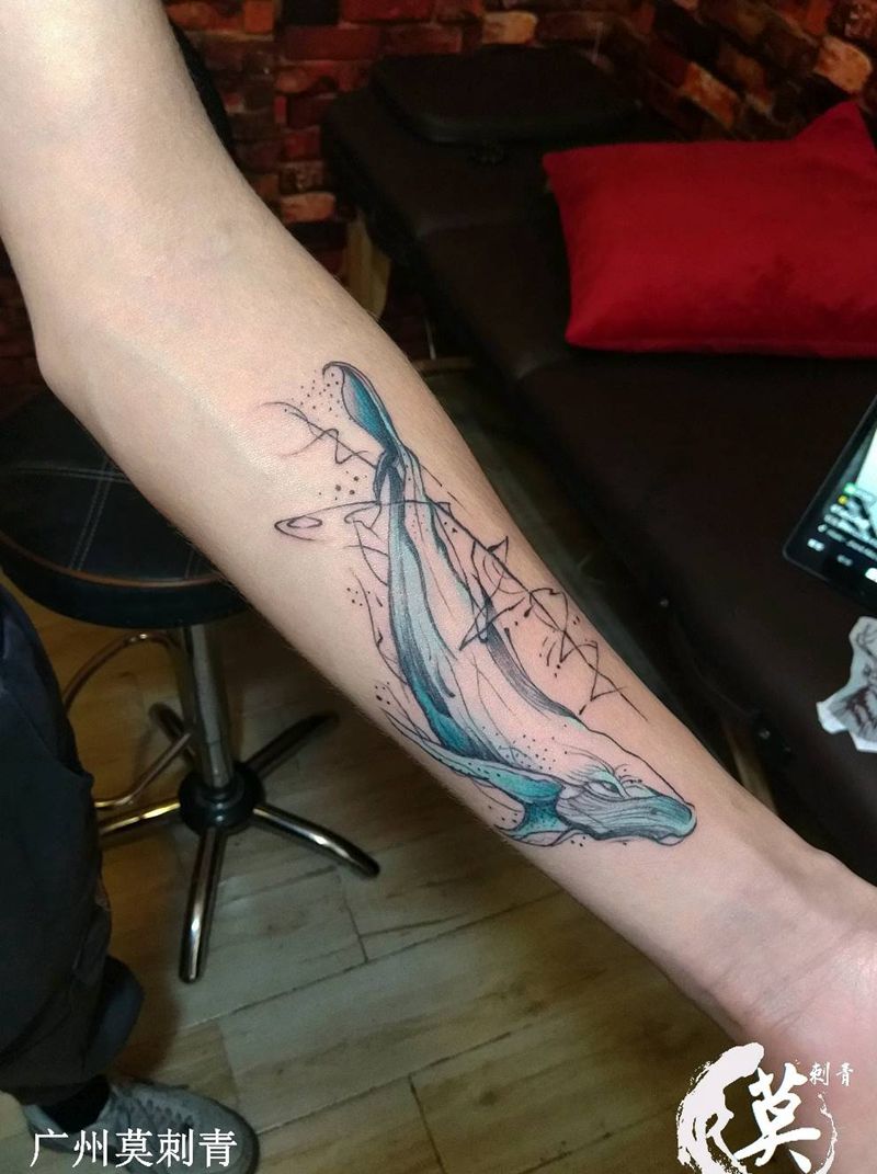 水彩鲸纹身图片_手臂手部水彩New School纹身图案