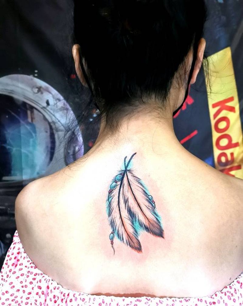 手绘 小清新羽毛纹身图片_背部颈部欧美写实New School彩色纹身图案