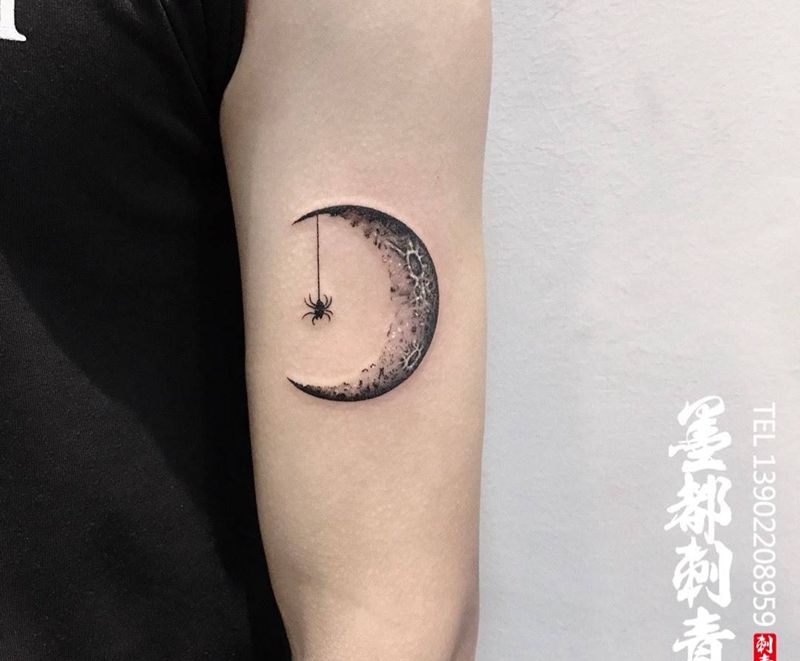 小月亮纹身图片_手部手臂几何小清新纹身图案