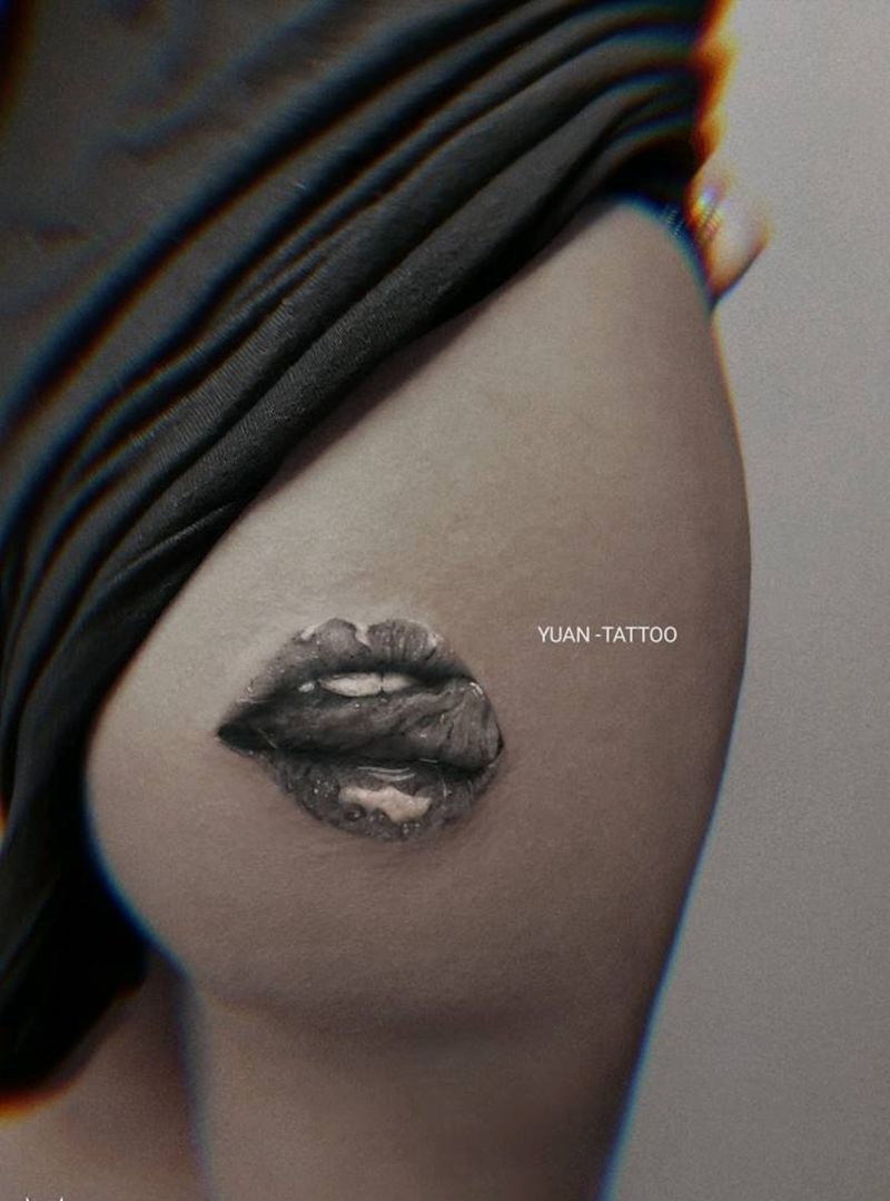 性感狂野充满诱惑  嘴唇纹身图片_臀部欧美写实纹身图案