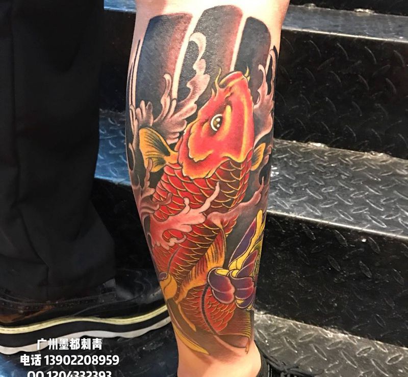 小腿鲤鱼纹身图片_成品腿部传统动物纹身图案