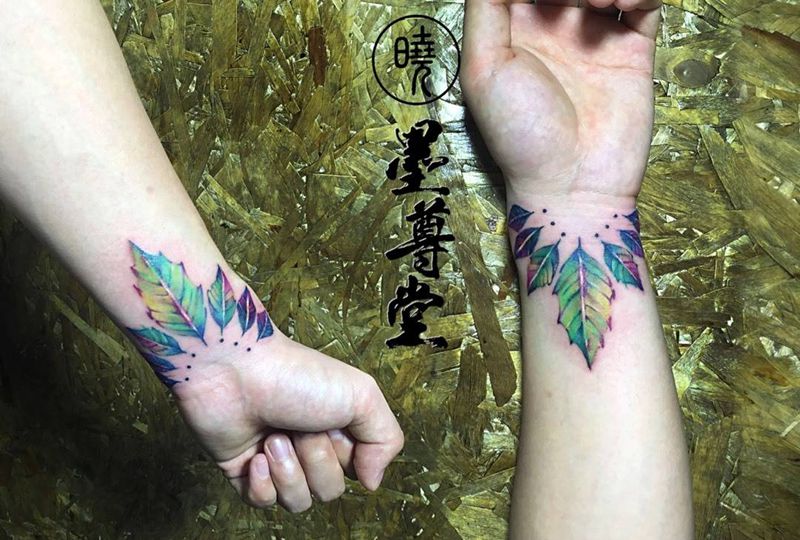 手腕叶子纹身图片_手部成品欧美清新纹身图案