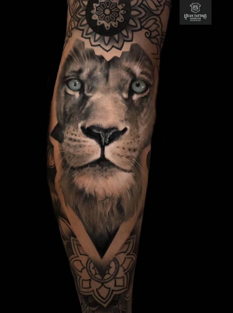 狮子纹身图片_腿部欧美写实几何纹身图案