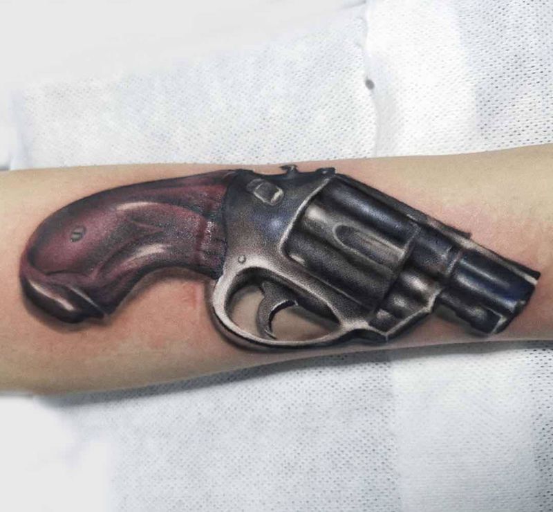 左轮 枪纹身图片_手部手臂欧美写实纹身图案