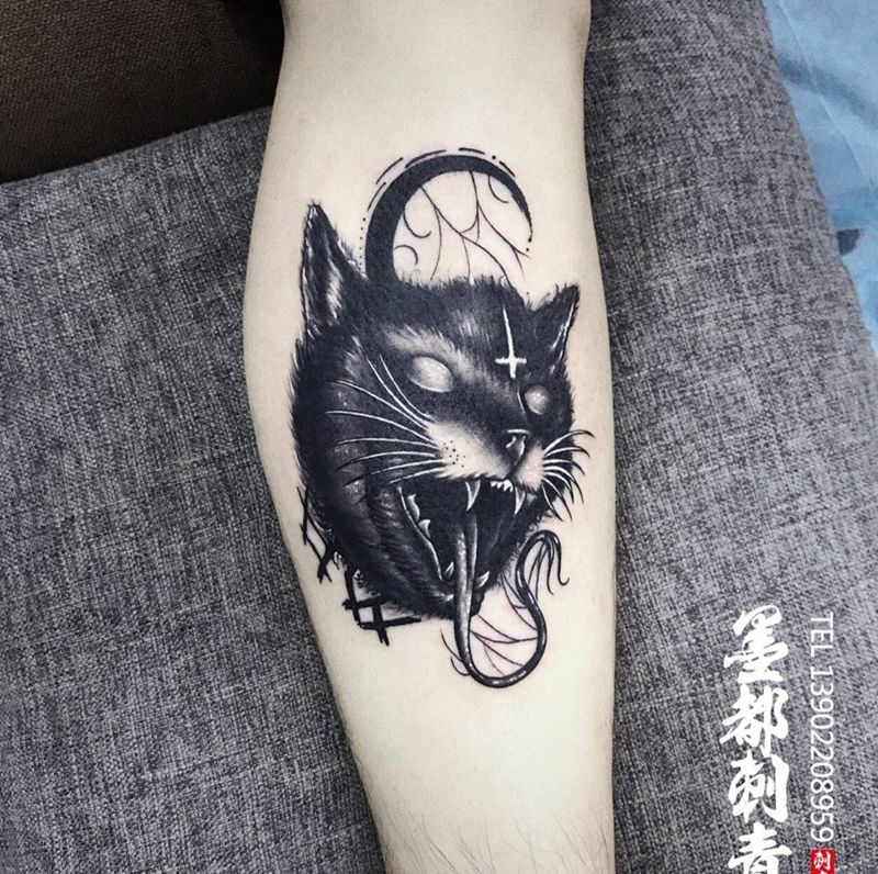 黑化的猫纹身图片_腿部脚部欧美写实点刺猫纹身图案