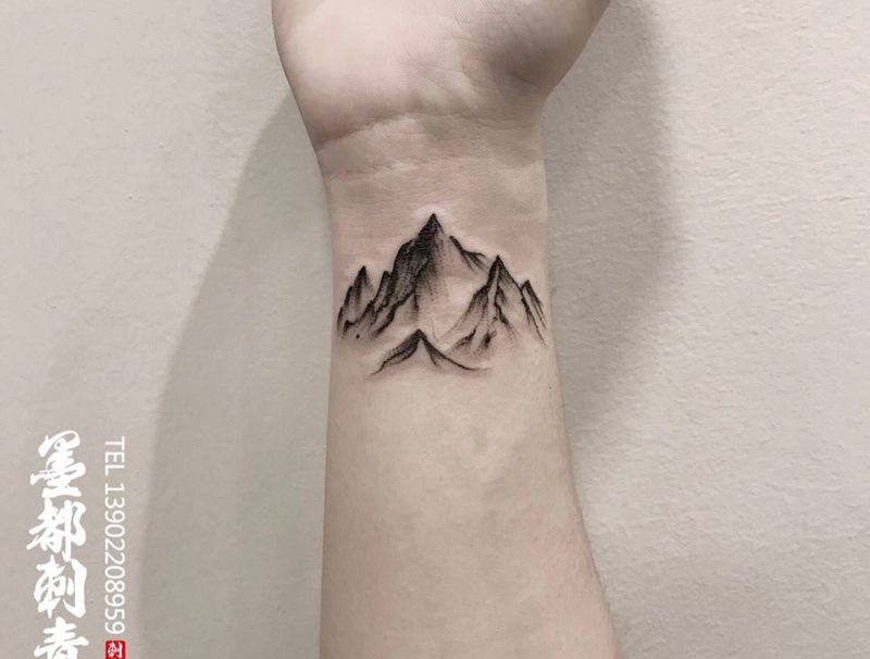 山盟纹身图片_手部手臂几何点刺纹身图案