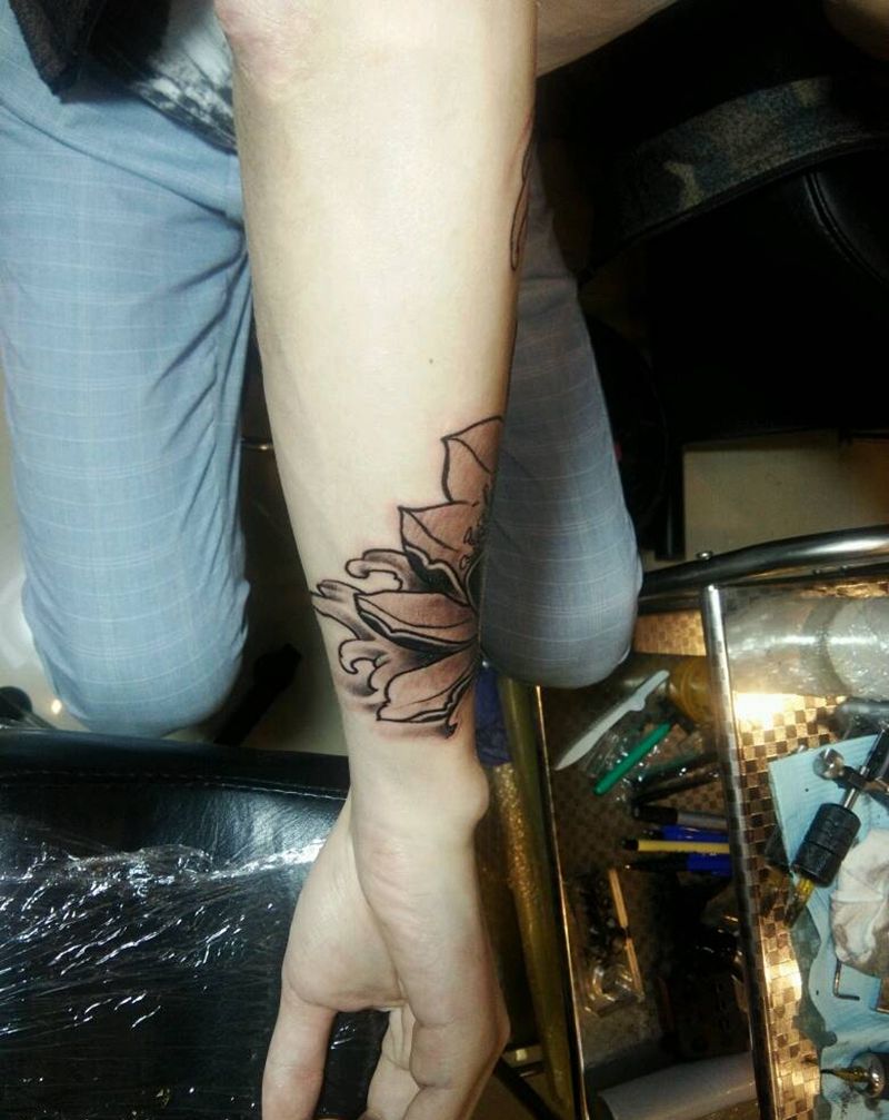 荷花纹身图片_手臂传统植物原创未完成手稿纹身图案