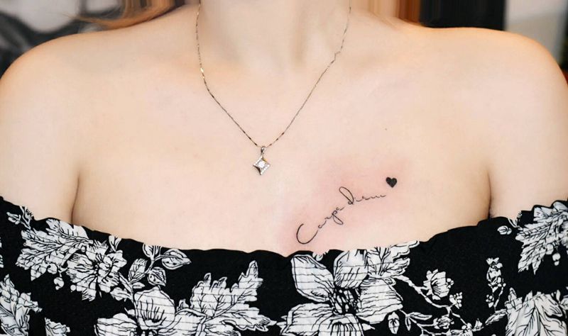 小英文纹身图片_胸部小清新纹身图案