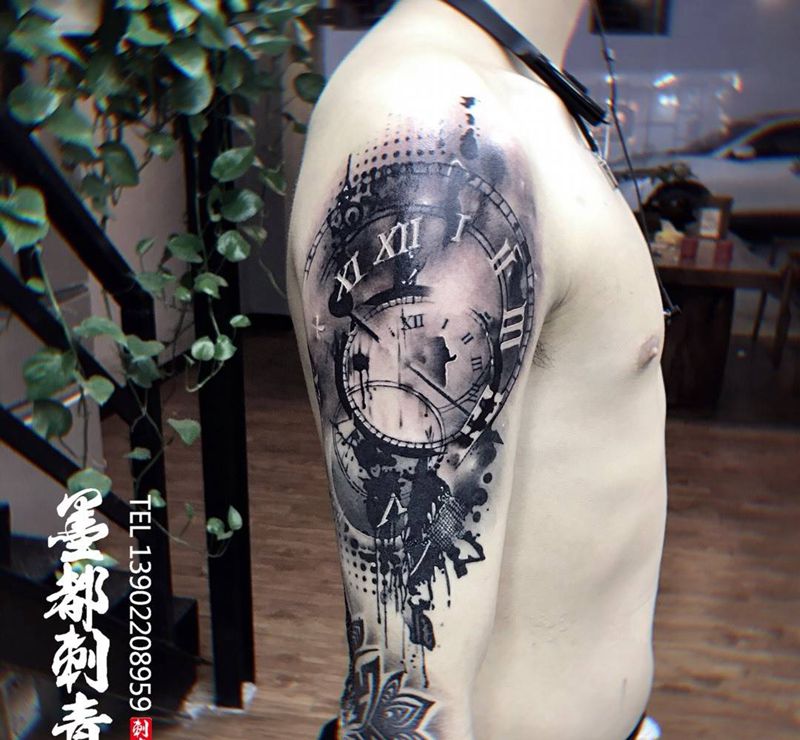 时钟纹身图片_手部手臂欧美写实纹身图案