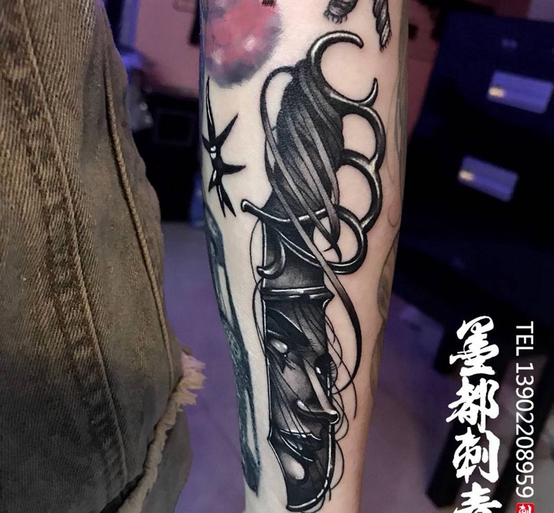 匕首纹身图片_手部手臂欧美写实人物匕首纹身图案