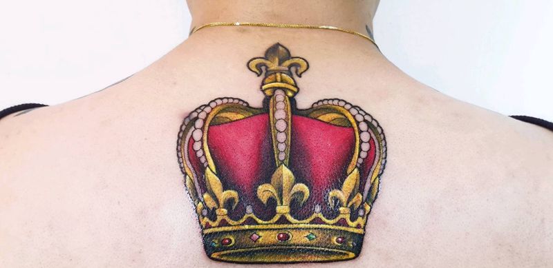 新美式  皇冠纹身图片_背部New School皇冠纹身图案