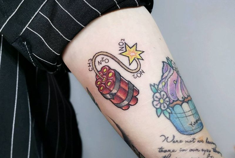 小炸弹纹身图片_手臂New School纹身图案