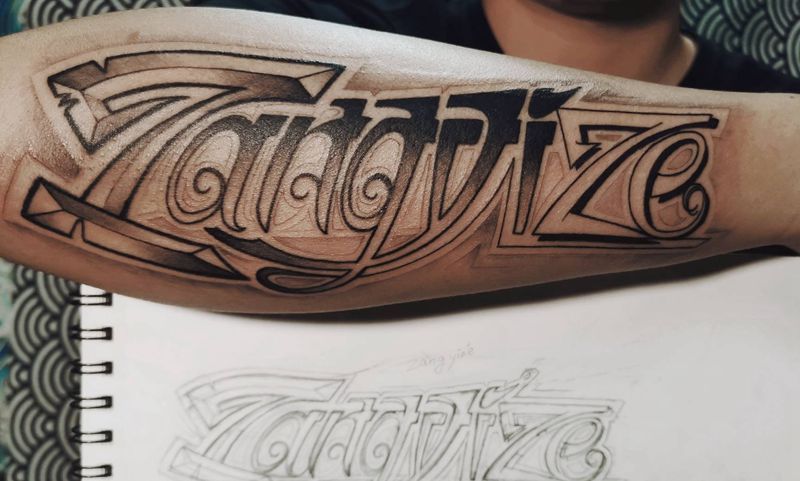 插画风花体字纹身图片_手臂花体字花体字纹身图案