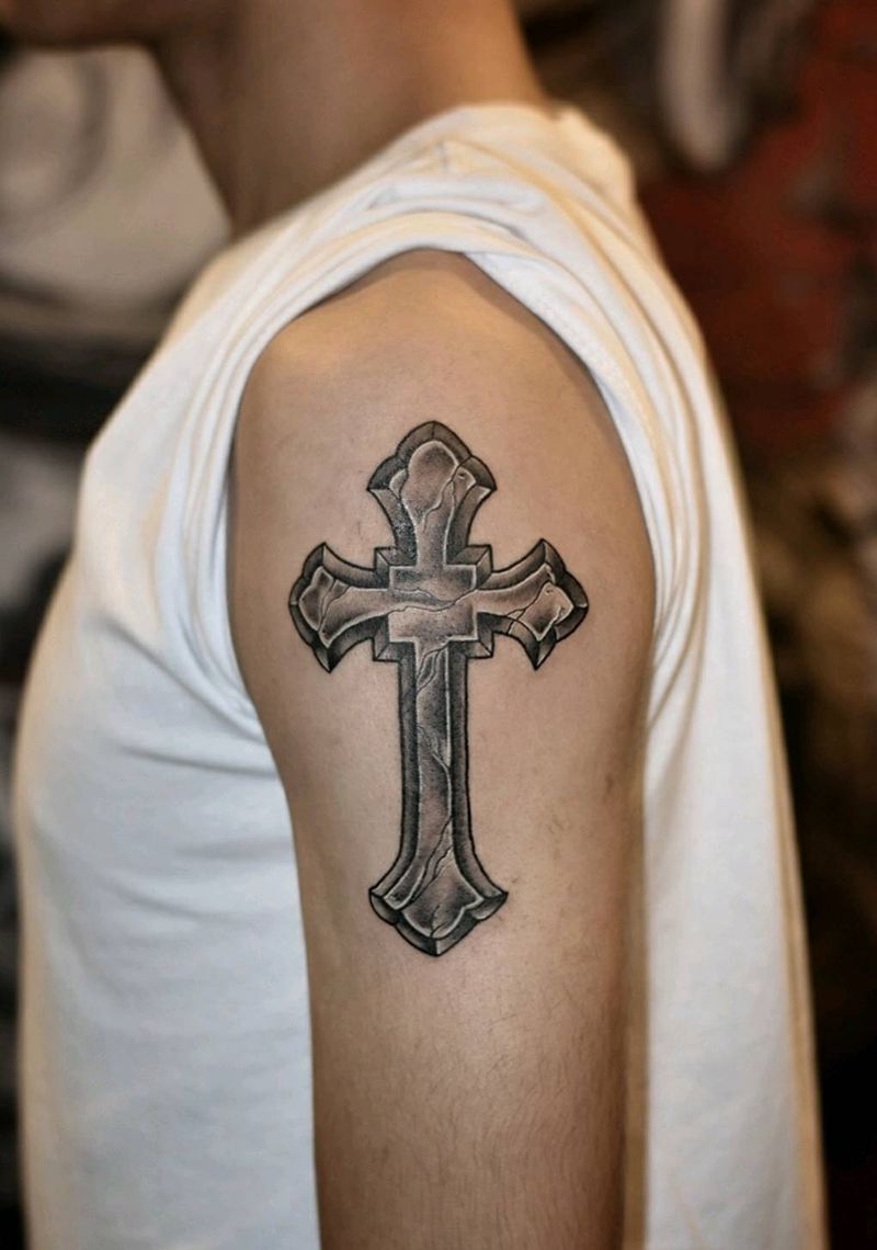 石雕十字架纹身图片_手臂欧美写实十字架纹身图案