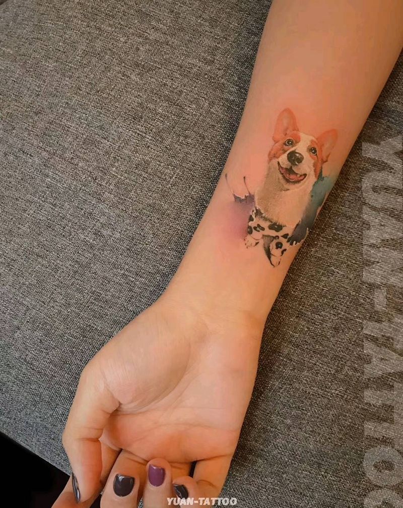 柯基柯基纹身图片_手部水彩欧美写实宠物创意纹身图案